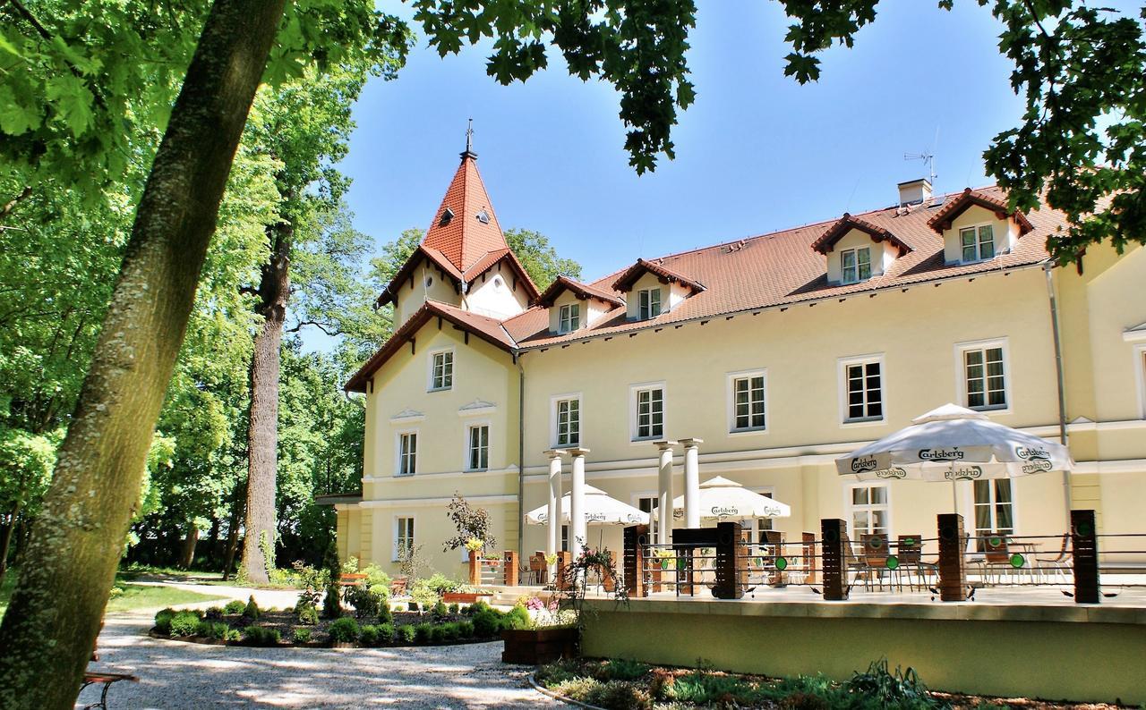 Palac Kobylin Экстерьер фото